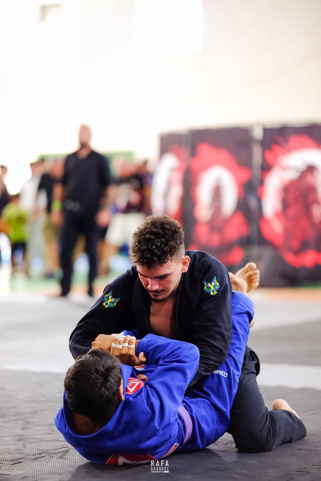 Helton aplicando uma técnica durante uma competição