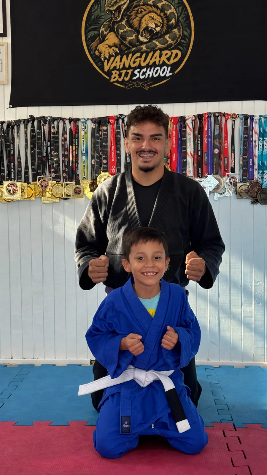 Professor Helton com um aluno infantil no tatame da Vanguard