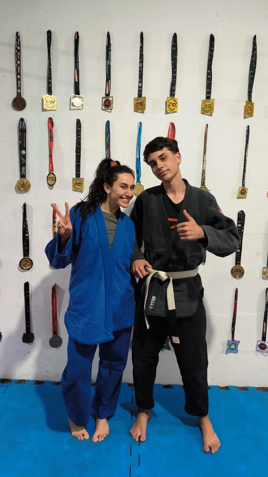 Alunos de jiu-jitsu da Vanguard ao lado do professor